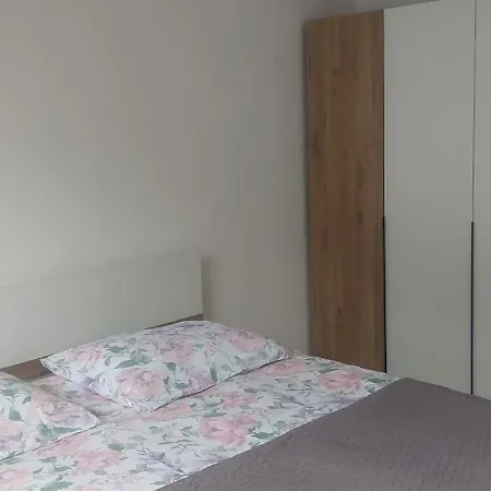 Apartma Kiana アパート