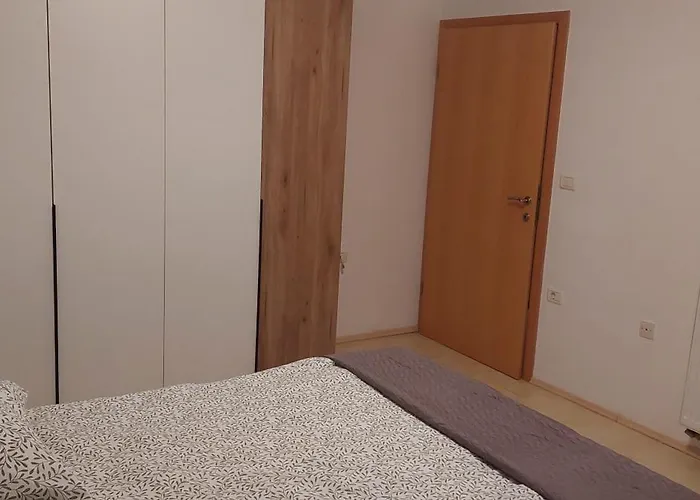 Apartma Kiana דירה *